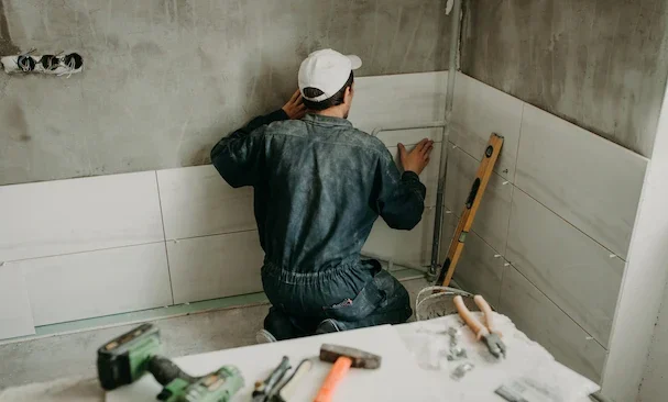 billede_murer worker-repairman-puts-large-ceramic-tiles_327697-17