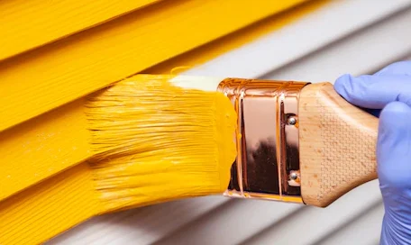 billeder maler2 female-hand-rubber-glove-with-brush-painting-wooden-door-with-yellow-paint_128384-285